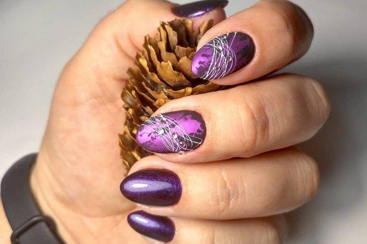 Фиолетовый маникюр с паутинкой