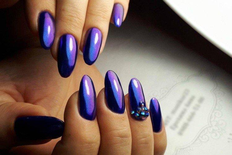 Темный фиолетовый маникюр