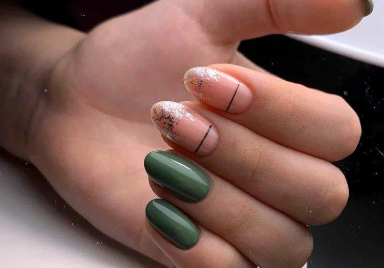Бежево-зеленый маникюр
