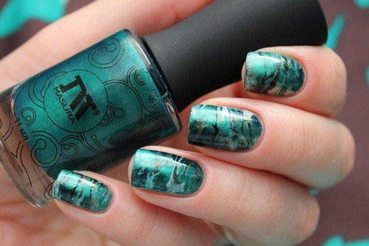 Зеленый маникюр с разводами