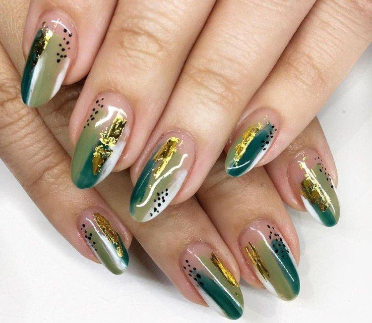 Зеленый маникюр с фольгой