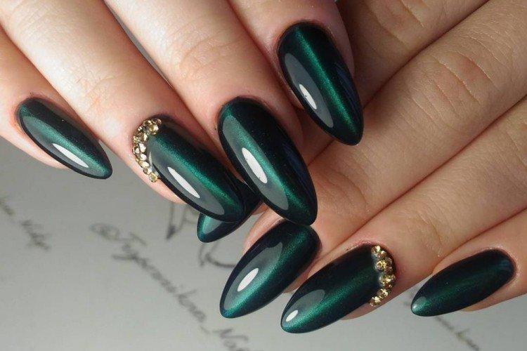 Зеленый маникюр «кошачий глаз»