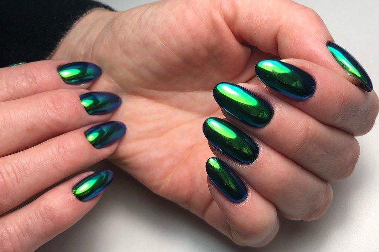 Зеленый маникюр с втиркой