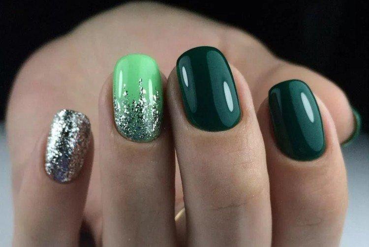 Зеленый маникюр с блестками