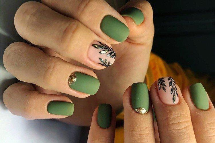 Матовый зеленый маникюр
