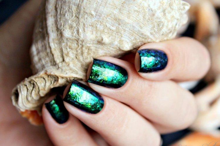 Зеленый маникюр с хлопьями