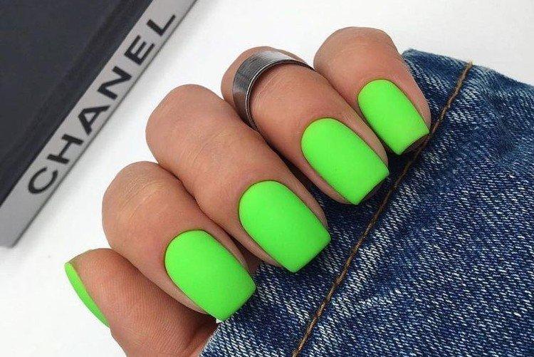 Неоновый зеленый маникюр