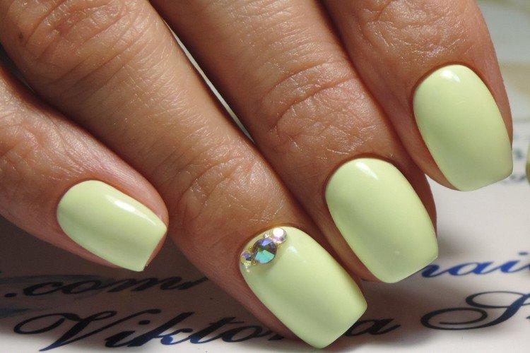 Зеленый маникюр в пастельных тонах