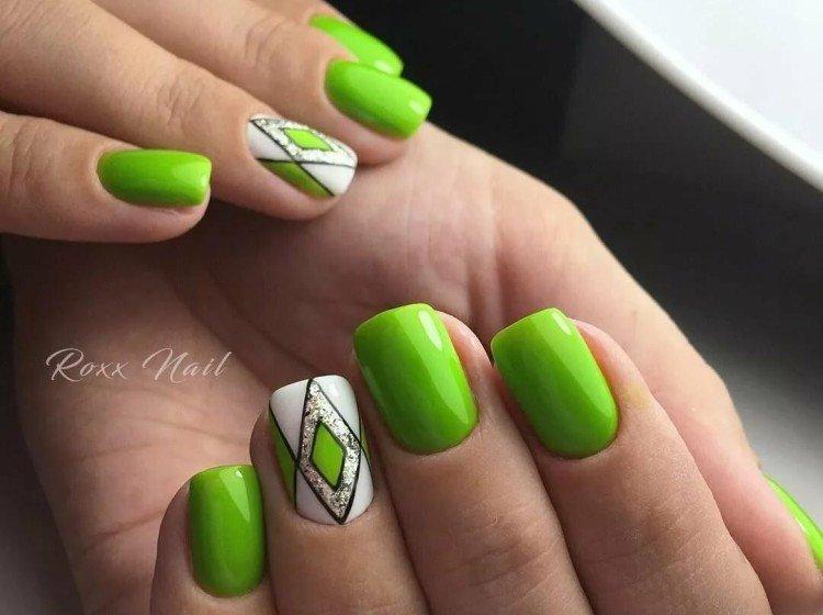 Яркий зеленый маникюр