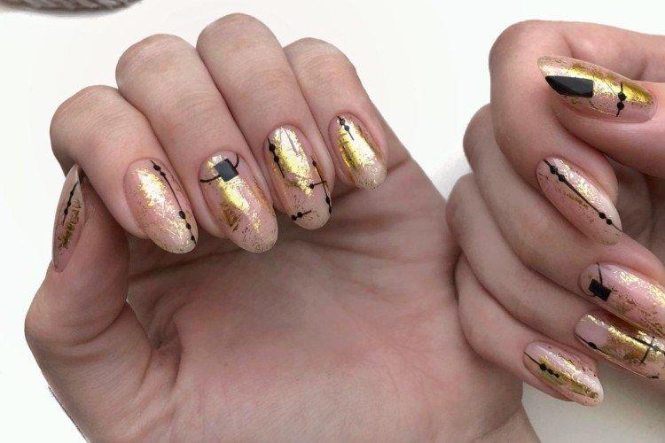 Нюдовый маникюр с фольгой
