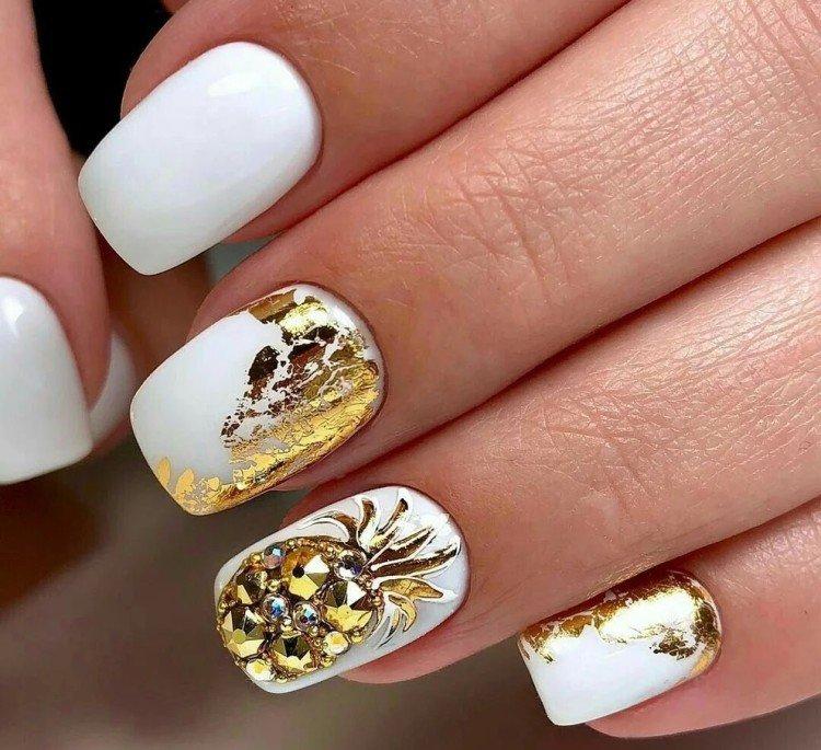 Белый маникюр с фольгой