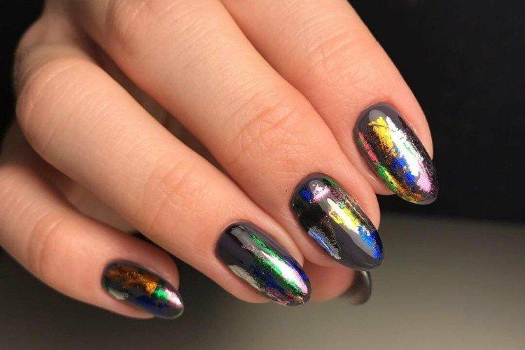 Маникюр с разноцветной фольгой