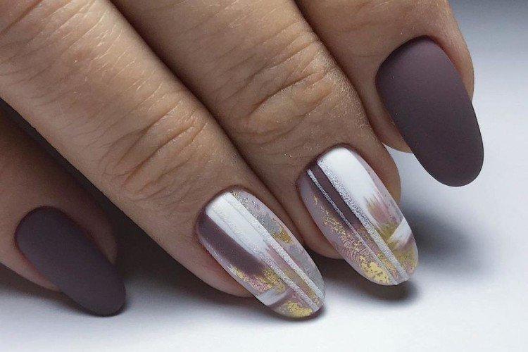 Матовый маникюр с фольгой