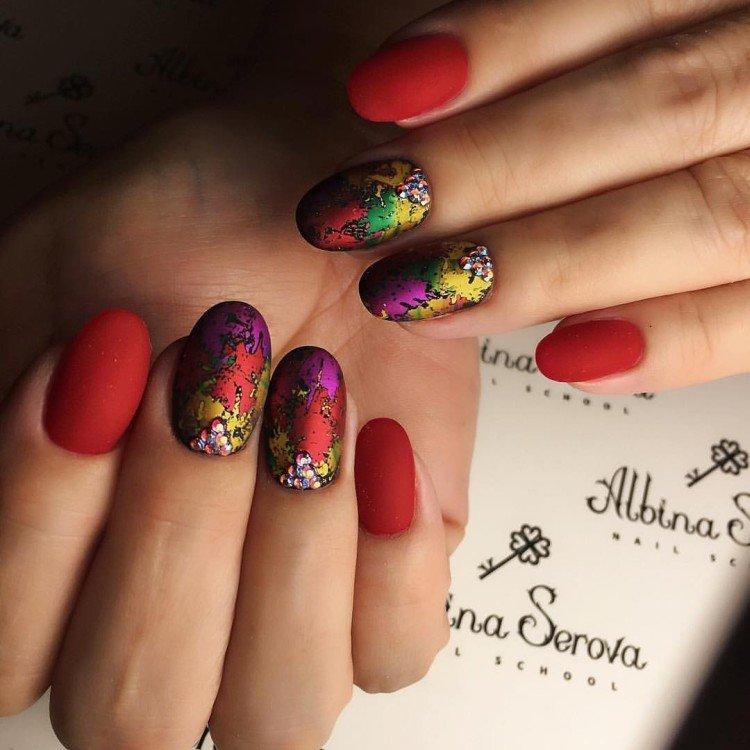 Матовый маникюр с фольгой