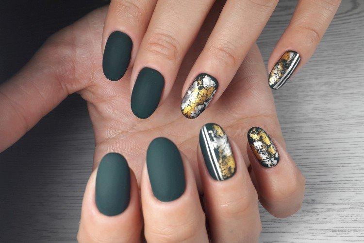 Серый маникюр с фольгой