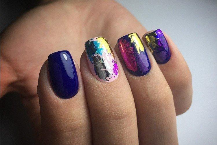 Яркий маникюр с фольгой