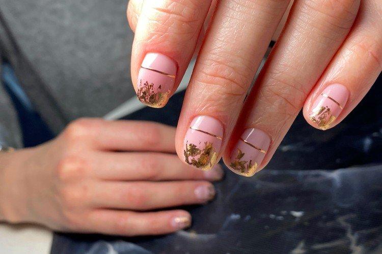 Светлый маникюр с фольгой