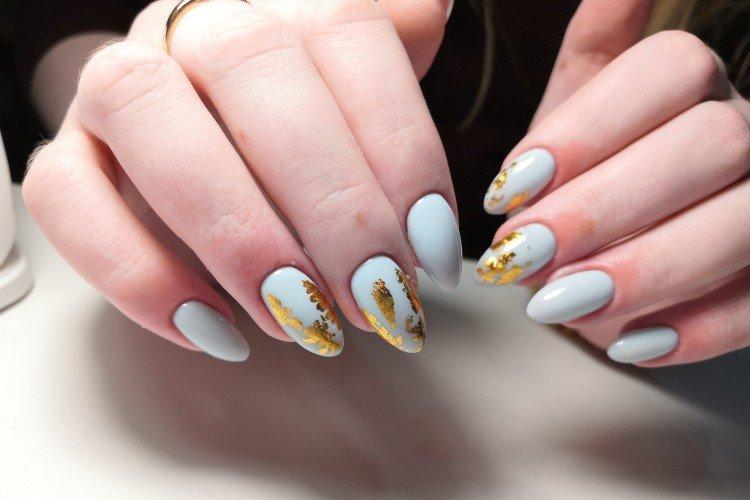 Светлый маникюр с фольгой