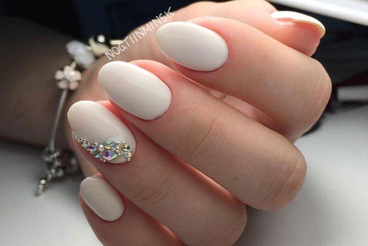 Светлый маникюр с камнями