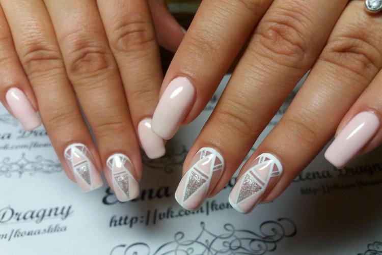 Светлый маникюр с рисунками 2021
