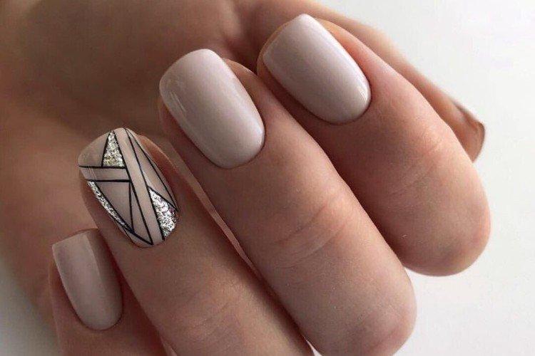 Светлый нюдовый маникюр