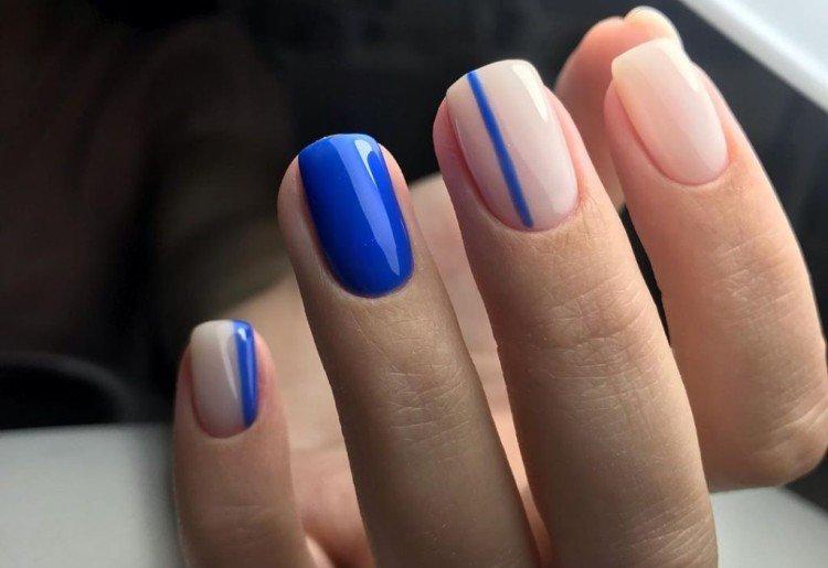 Светлый маникюр с контрастами