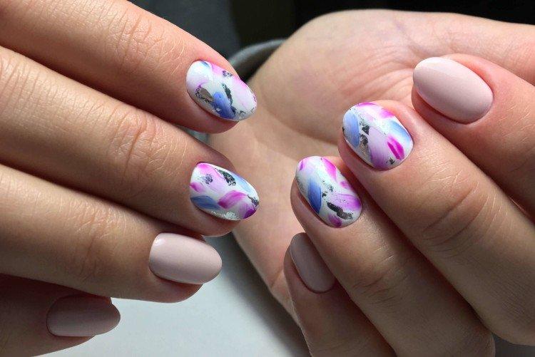 Светлый маникюр с цветными акцентами