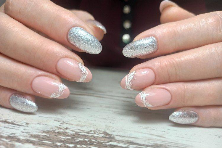 Светлый маникюр с блестками