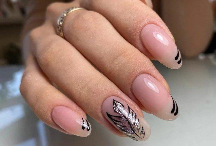 Нюдовый маникюр с рисунками