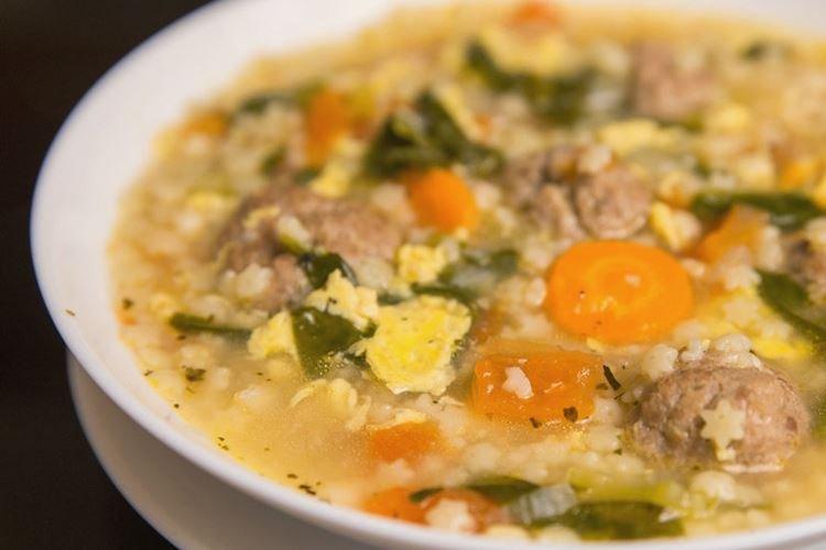 Томатный суп с яйцами и шпинатом