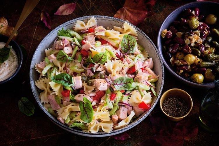 Салат с копченой курицей и пастой