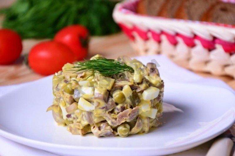 Салат с куриными желудками и грибами