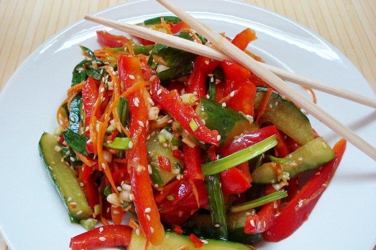 Быстрый салат с огурцами и перцем