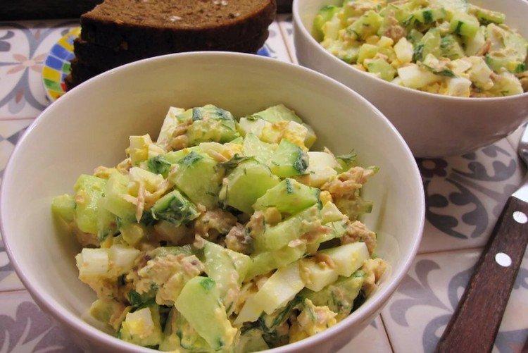 Салат с тунцом, яйцами и сырком