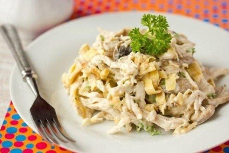 Теплый салат с омлетом