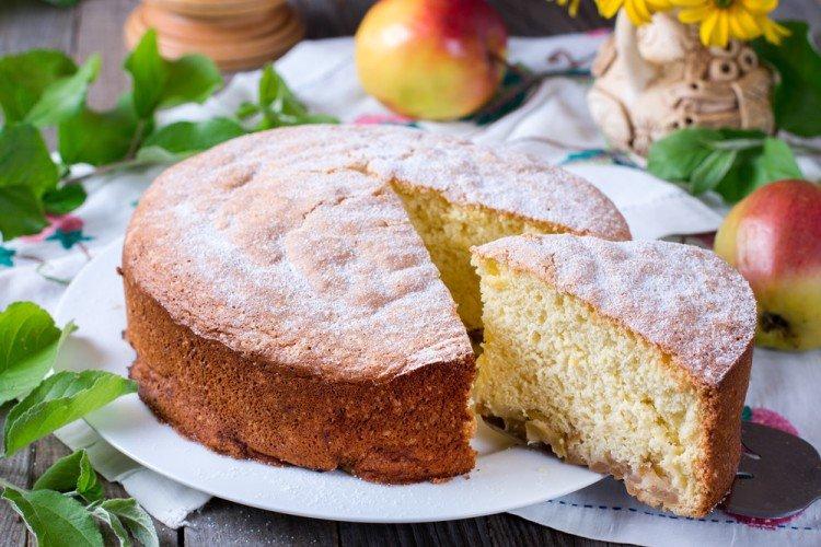 Яблочный бисквит