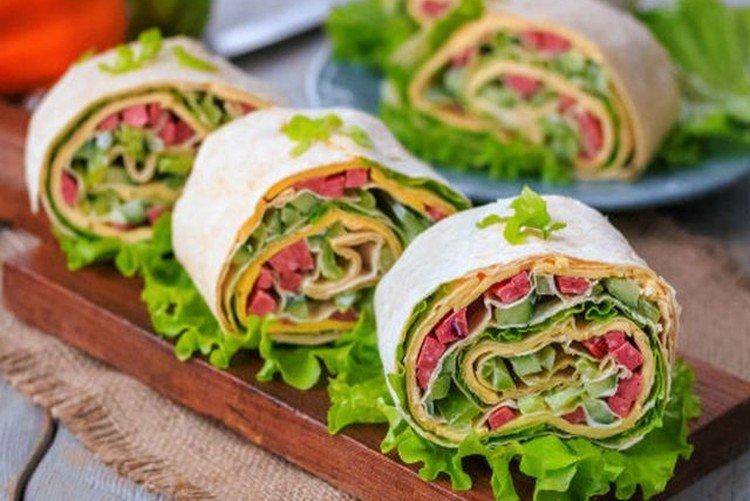 Рулет из лаваша с копченой колбасой