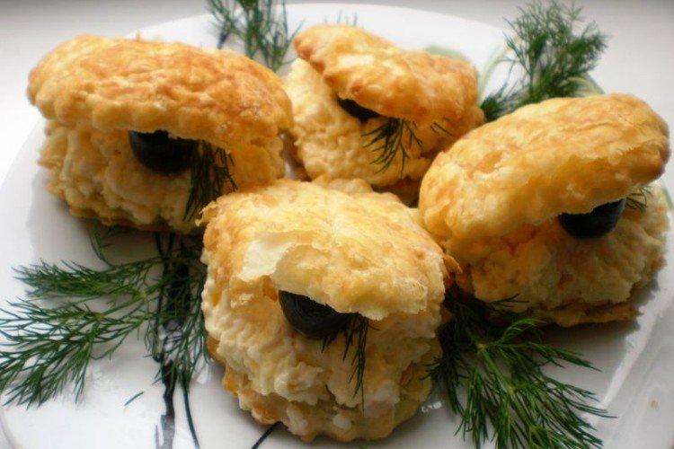 Закуска из слоеного теста с красной рыбой