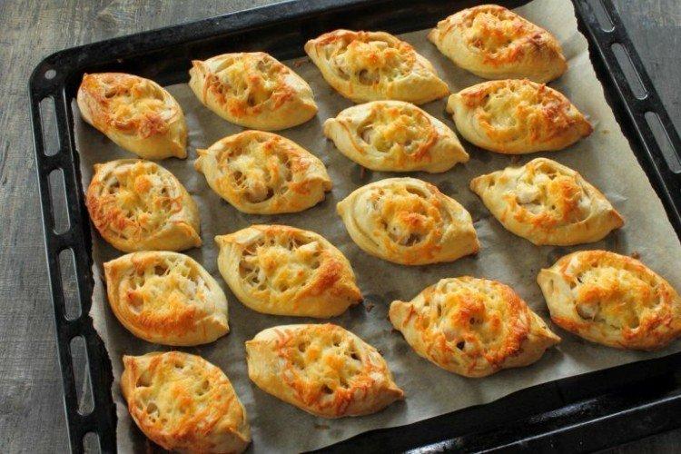 Лодочки из слоеного теста с фаршем и овощами