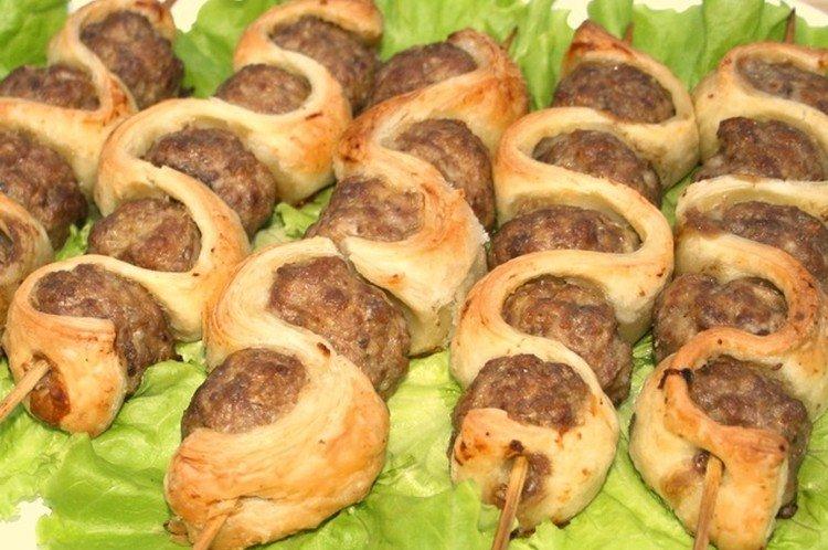 Фрикадельки со слоеным тестом на шпажках