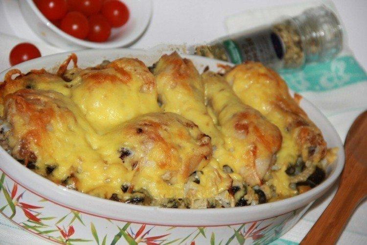 Курица с картошкой, грибами и солеными огурцами