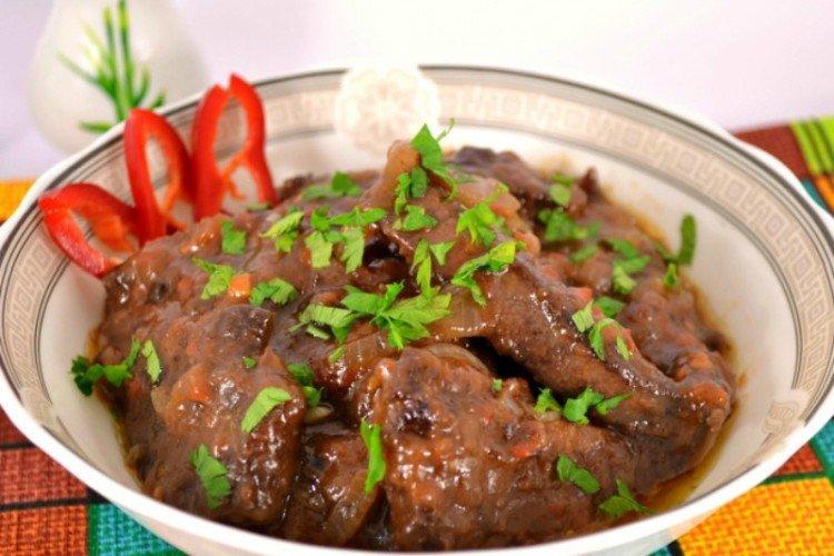 Свиная печень с перцем, помидорами и сыром