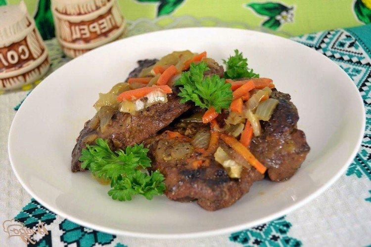 Свиная печень с луком и морковью