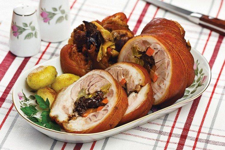Свиная рулька с черносливом