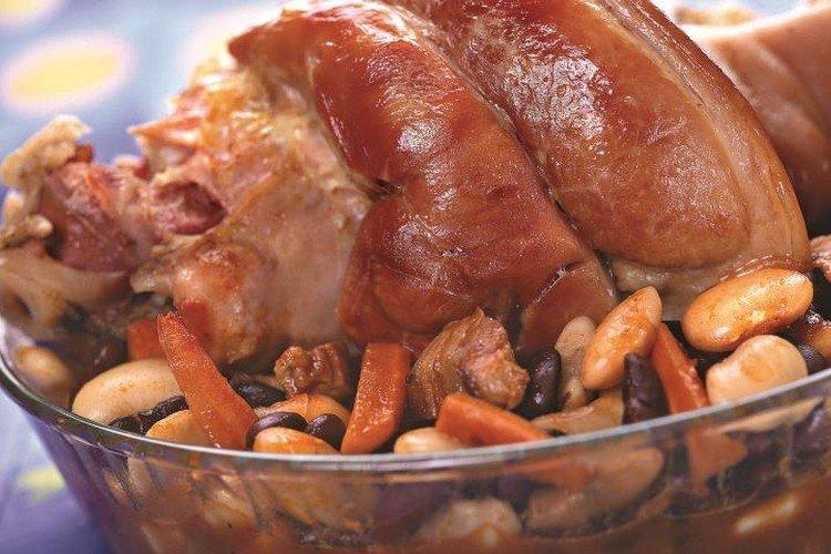 Тушеная рулька с фасолью