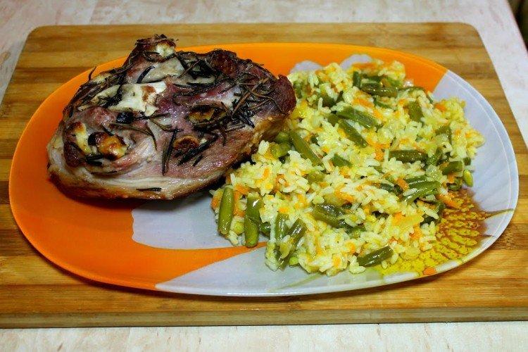 Рулька с рисом и овощами