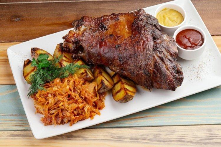 Рулька с квашеной капустой и картофелем