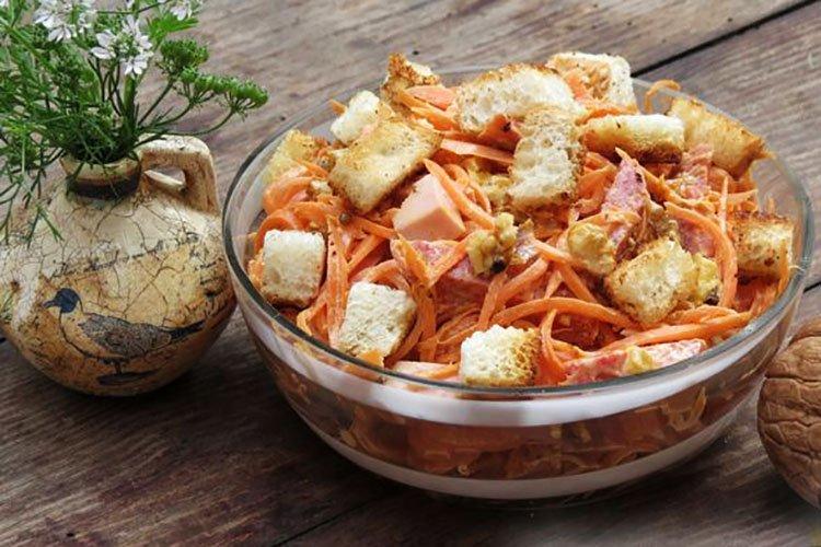 Салат с копченой колбасой, сухариками и свежей морковью