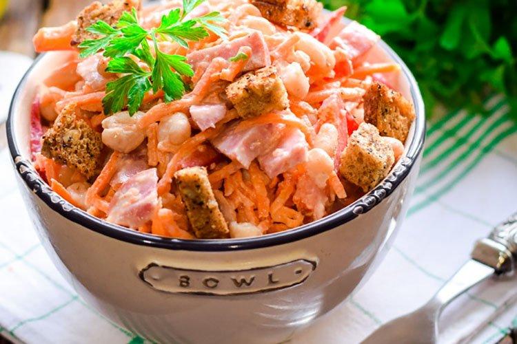 Салат с колбасой, сухариками и морковью по-корейски