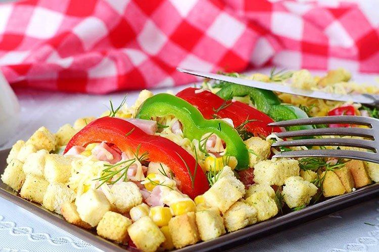 Салат с колбасой, картошкой и сухариками